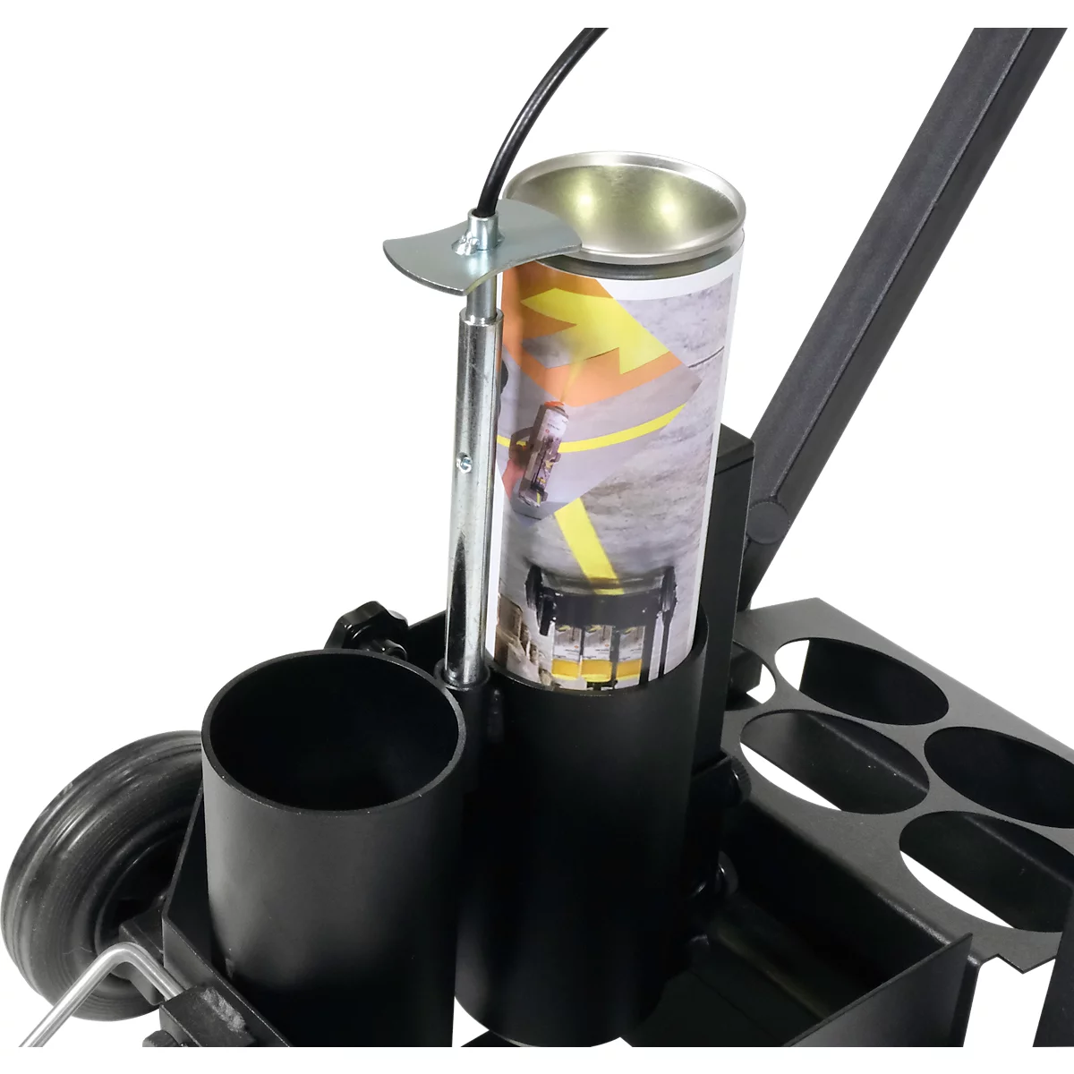 Close-up van een zwarte lijnmarkeringswagen met twee verfblikken. Op de blikken is een gele pijl afgebeeld.