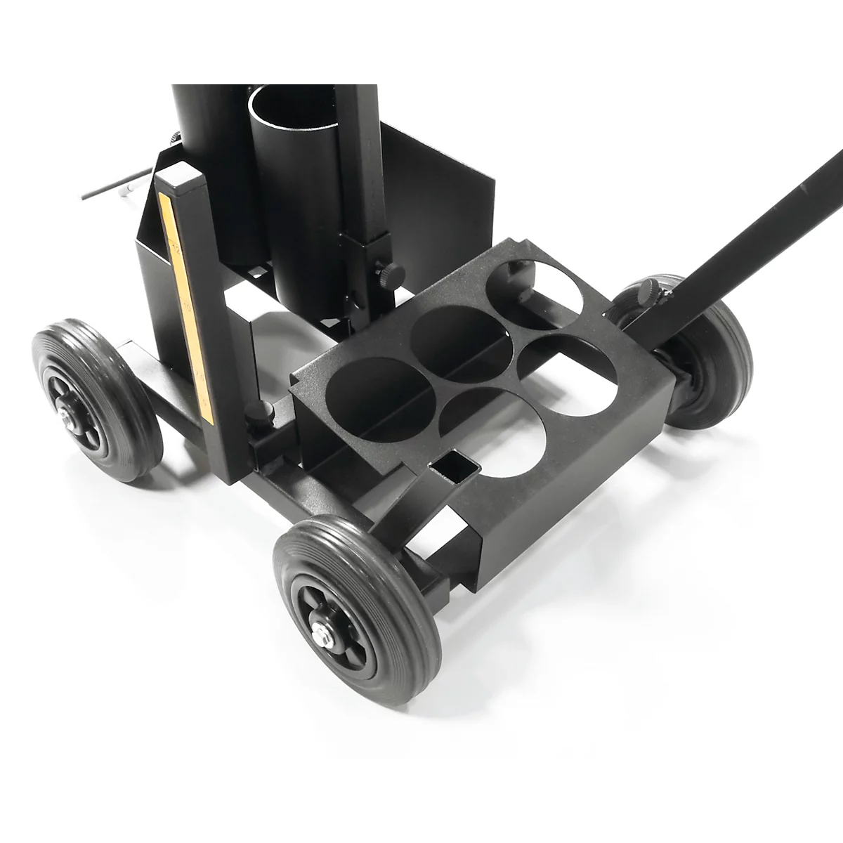 Persoon met markeertrolley brengt gele lijn aan op de vloer. De trolley draagt verfspuitbussen.