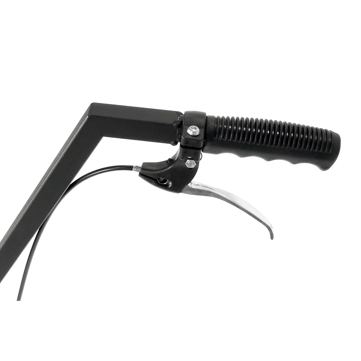 Close-up van een zwarte handlebar met grip, remhendel en kabel. De achtergrond is wit.