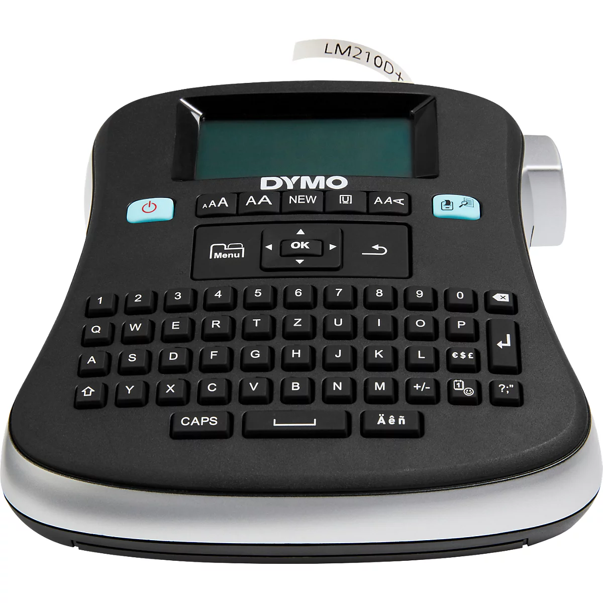Zwart Dymo labelapparaat met QWERTZ-toetsenbord, display en uitstekende labelstrook tegen een witte achtergrond.