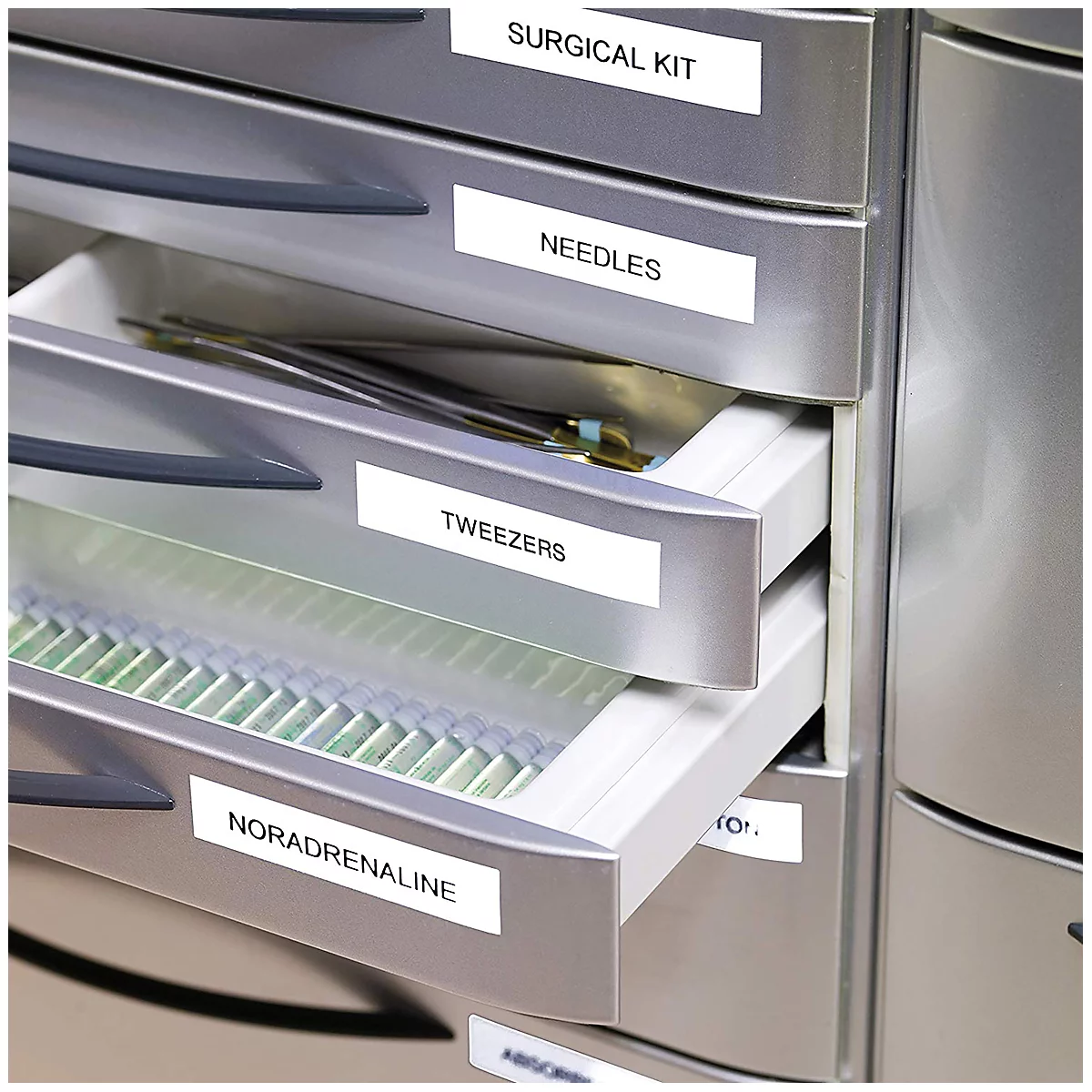 Produktbild: DYMO Schriftbänder in verschiedenen Farben. Text: "Hergestellt in Europa", "Original Schriftbänder", "Für Dymo Labelmanager".