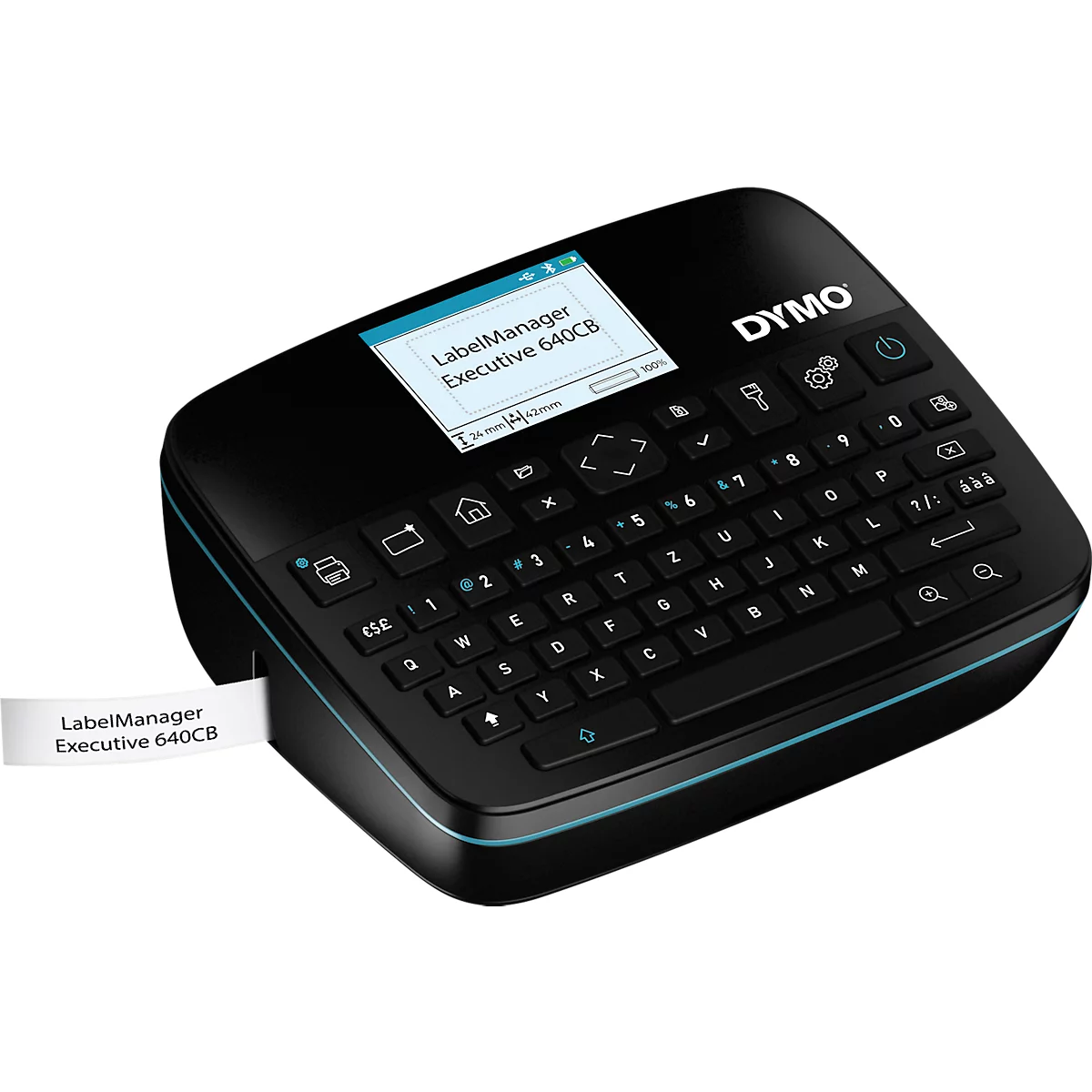 Een zwarte DYMO LabelManager Executive 640CB labelmaker. Er wordt informatie op het scherm weergegeven. Er komt een label met print uit het apparaat.