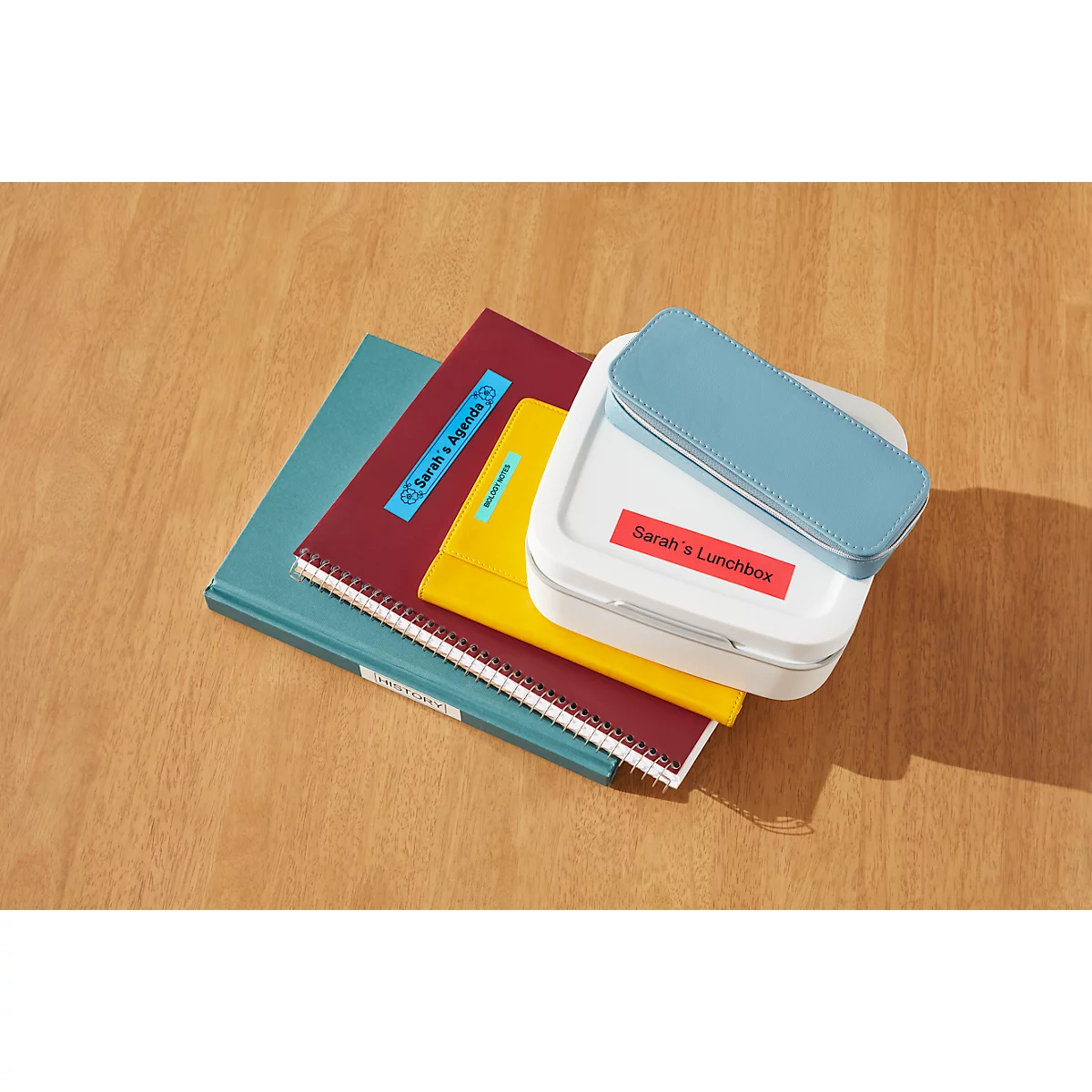 Boeken, notitieboek, lunchbox met labels: Sarah's Agenda, Sarah's Lunchbox.