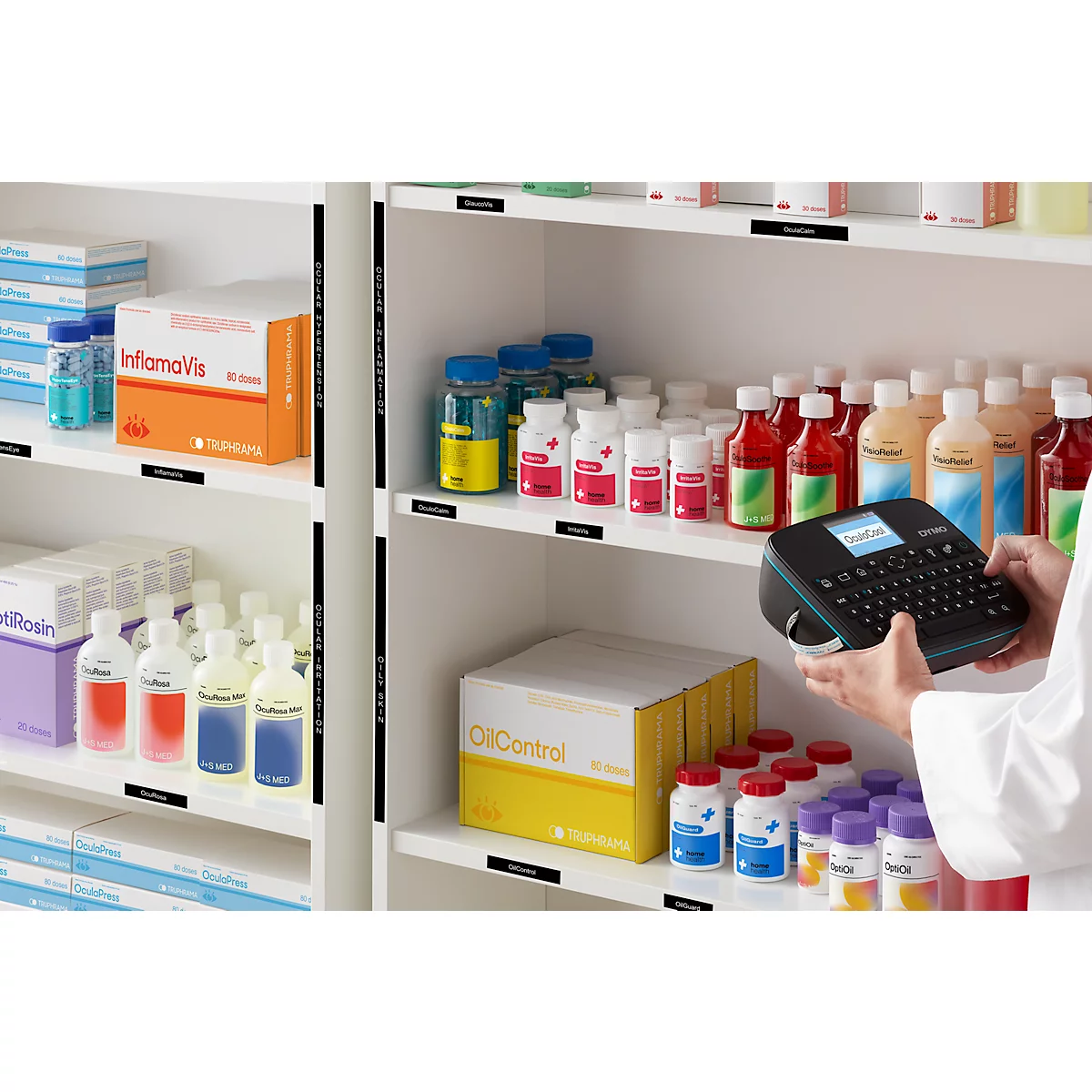 Schap met medicijnen. Persoon labelt flessen met een labelmachine.