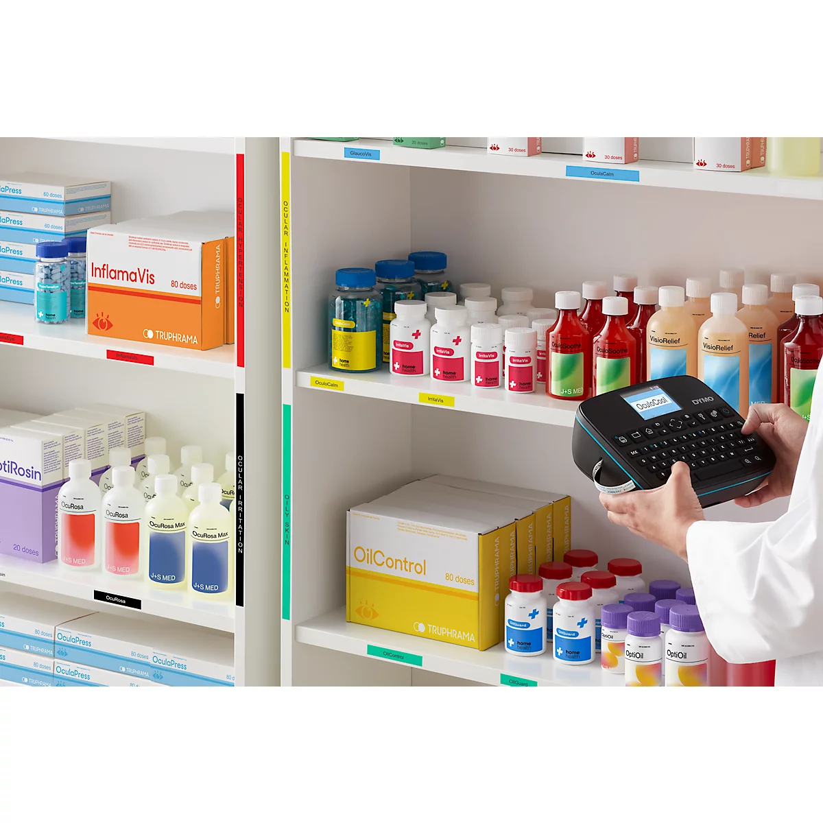 Un pharmacien étiquette des étagères de médicaments avec une étiqueteuse. Étagères remplies de médicaments et d'étiquettes.