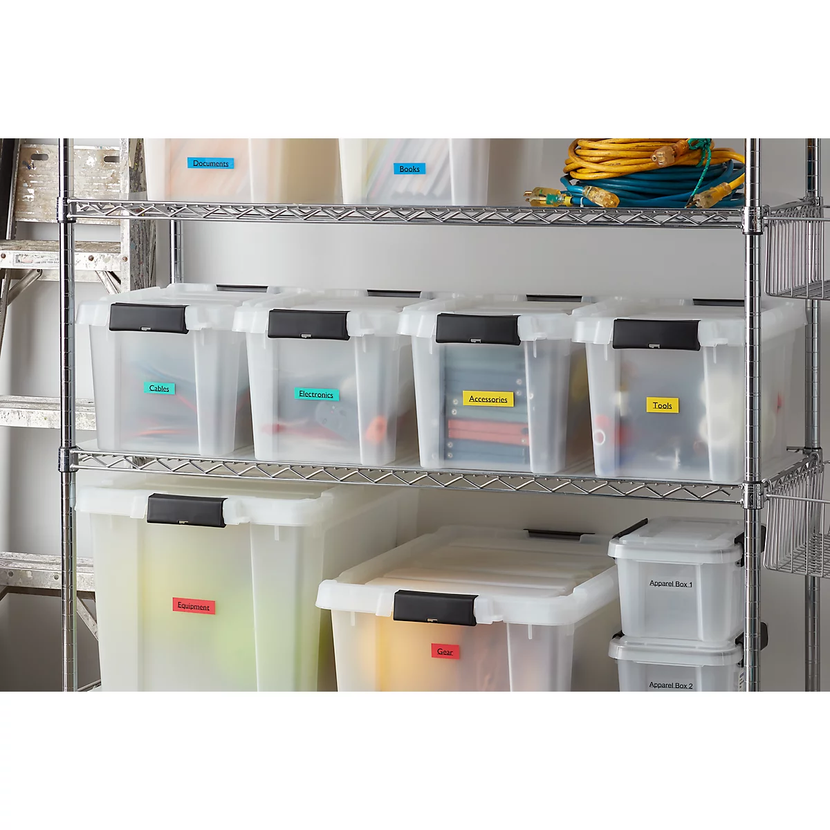 Étagère avec des boîtes de rangement transparentes étiquetées avec des étiquettes colorées pour les câbles, les outils et les accessoires. Des câbles jaunes et bleus sont en haut.