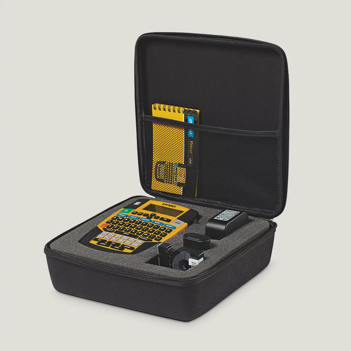 Zwarte opbergkoffer met labelmaker, stroomadapter en accessoires in op maat gemaakt schuim.