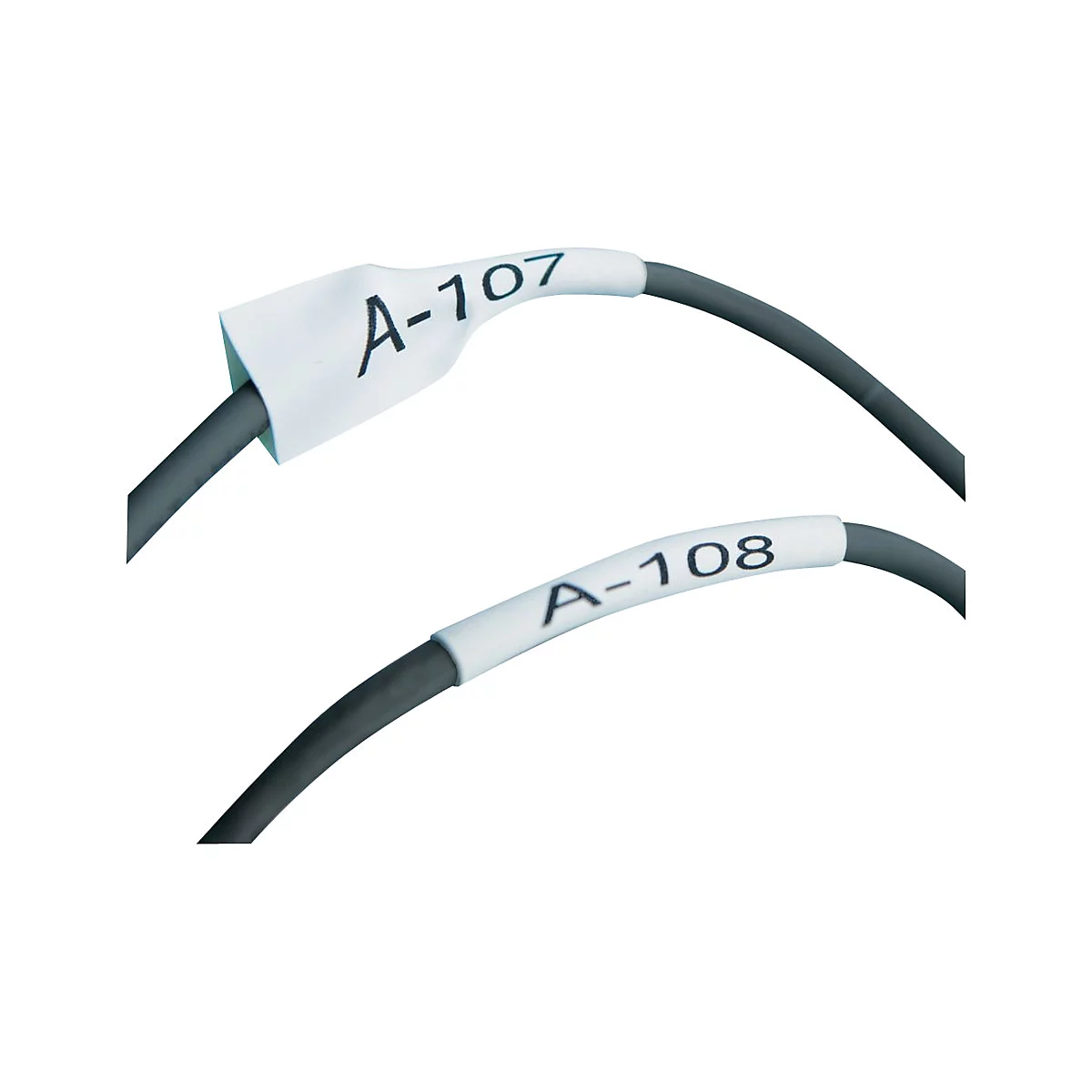 Zwei schwarze Kabel mit weißen Beschriftungshülsen, bedruckt mit A-107 und A-108.