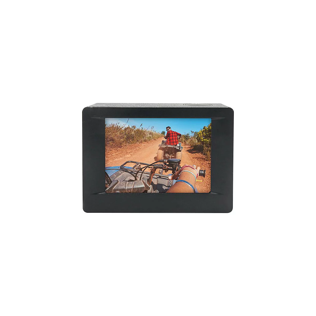 Kompakte Action-Kamera vor weißem Hintergrund mit Display-Anzeige einer Quad-Fahrt im Gelände.