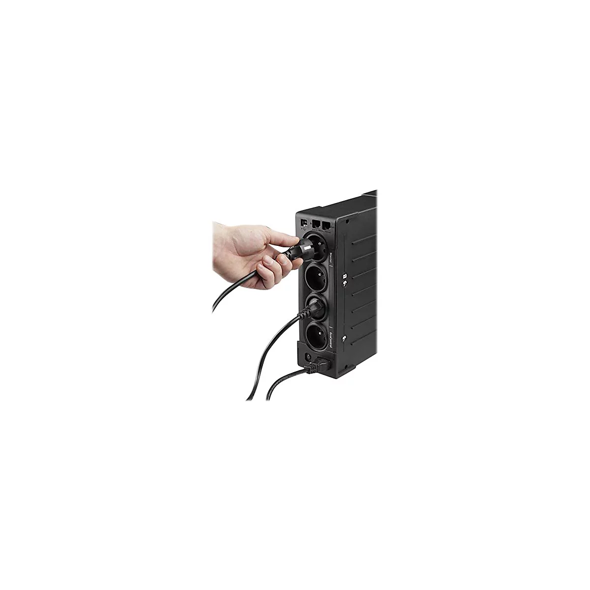 Eine Hand steckt einen Stecker in eine schwarze Steckdosenleiste. Unten sind weitere Kabel sichtbar.