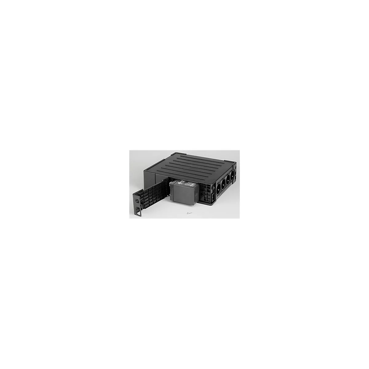 Ein schwarzes USV-Gerät mit geöffneter Batterieklappe. Die Batterie ist eingesetzt. Stecker auf der rechten Seite.