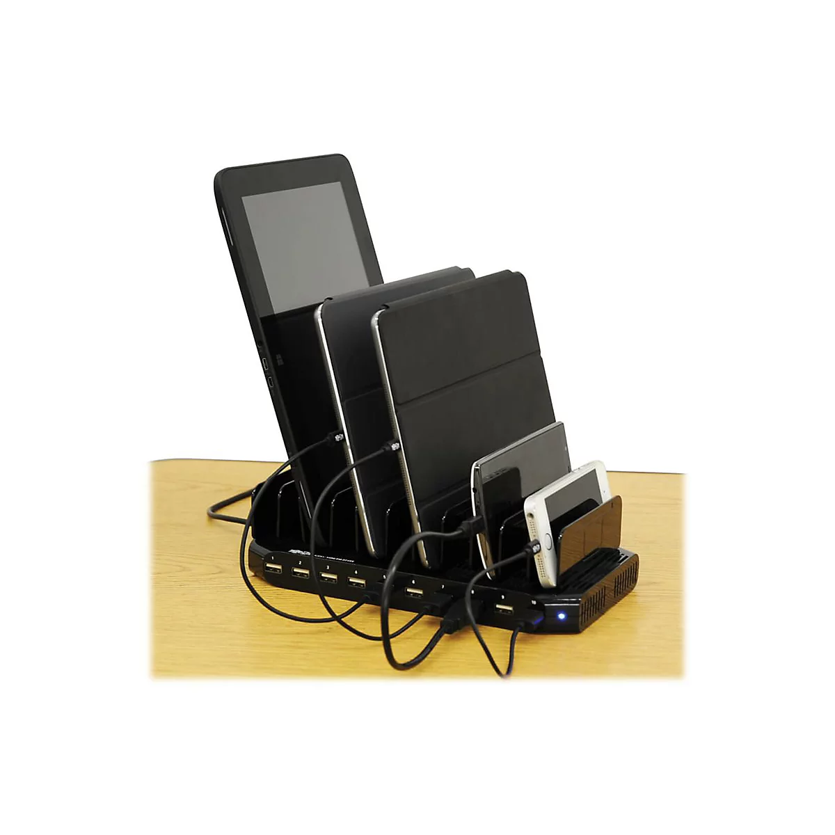 Schwarze Ladestation mit mehreren Tablets und Smartphones auf einem Holztisch. Kabel sind angeschlossen.