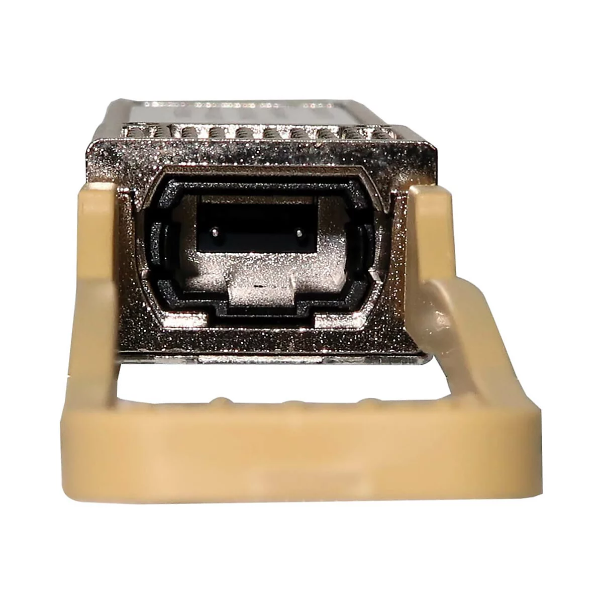 Nahaufnahme eines silberfarbenen Netzwerkmoduls mit schwarzem Stecker und beigem Halter.