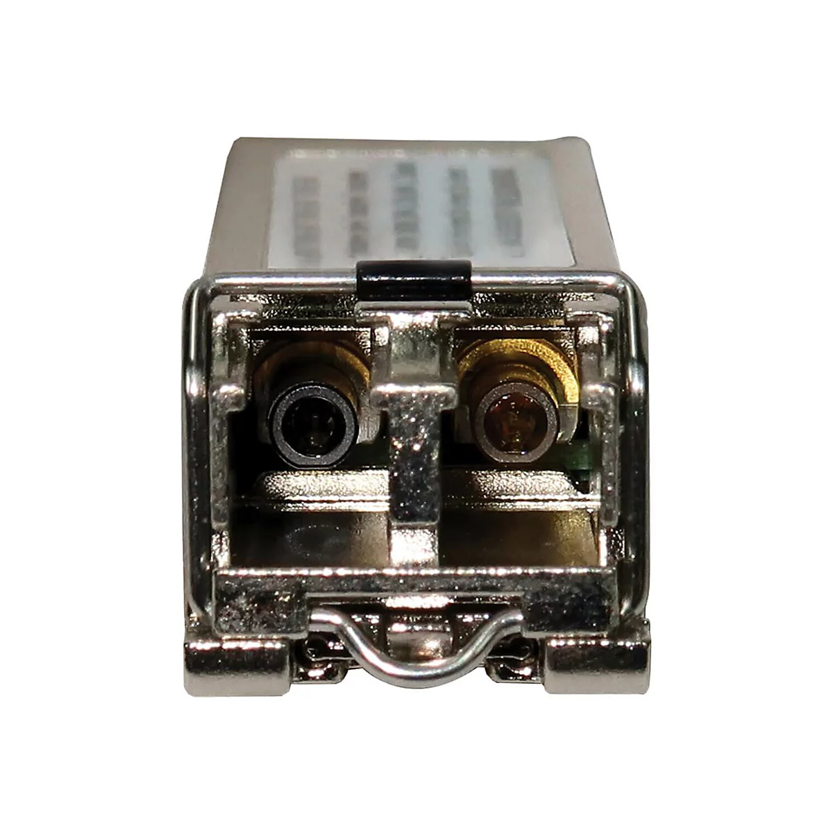 Nahaufnahme eines silbernen SFP-Moduls. Zwei runde Öffnungen, eine schwarz, eine goldfarben, sind deutlich zu sehen.