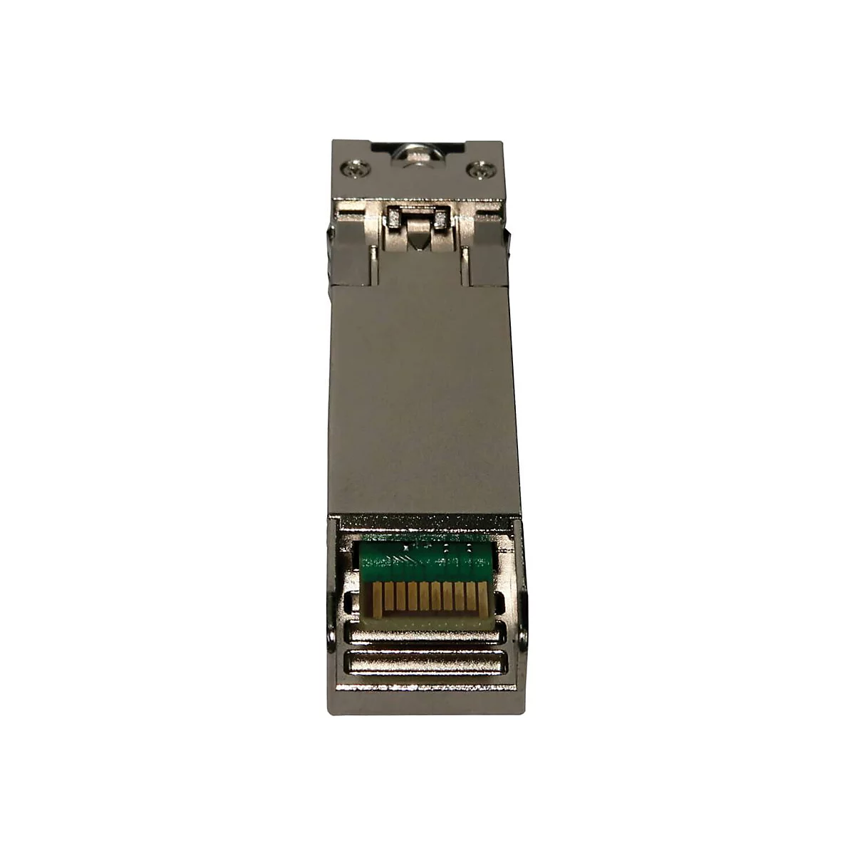 Ein silberner SFP-Transceiver, der vor weißem Hintergrund abgebildet ist. Der grüne Stecker ist in der unteren Hälfte zu sehen.