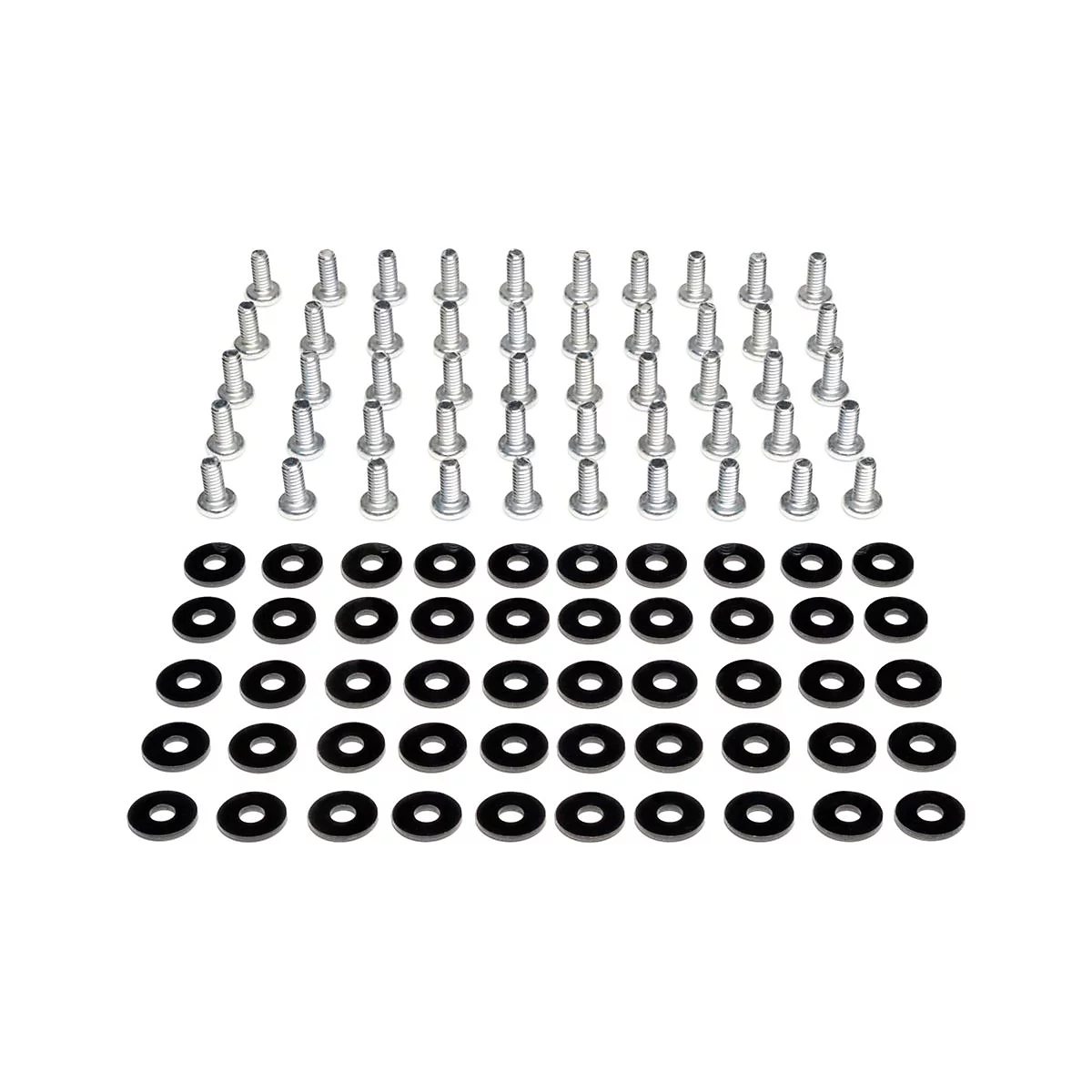 Draufsicht auf Schrauben und Unterlegscheiben auf weißem Grund. Die Schrauben sind silbern, die Unterlegscheiben schwarz.