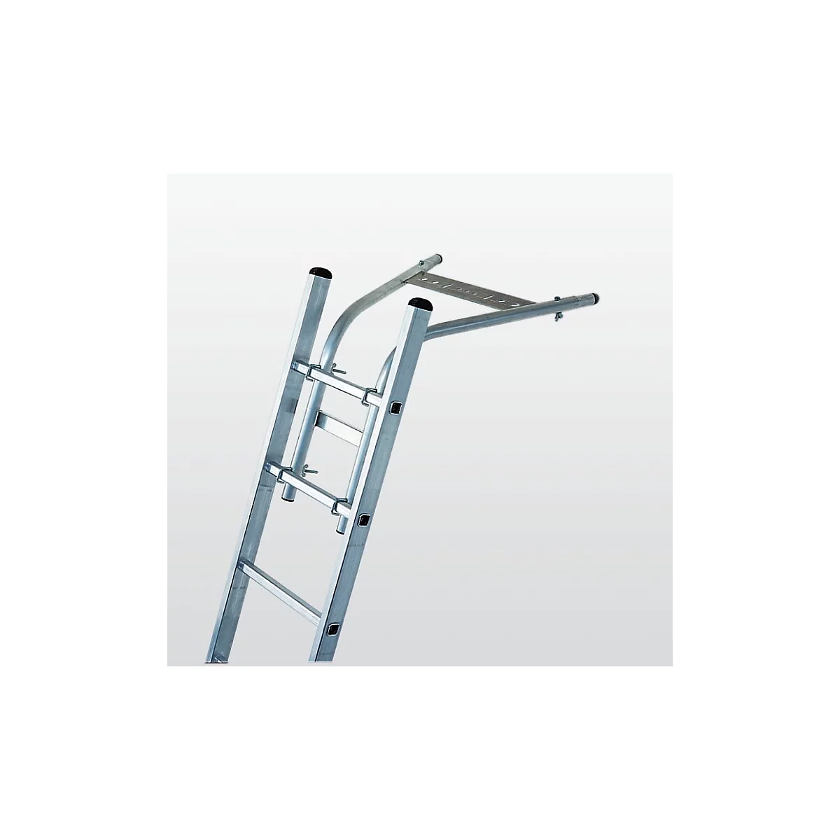 Une échelle en métal adossée à un mur ou un objet, avec une plate-forme en haut. Sur fond clair.