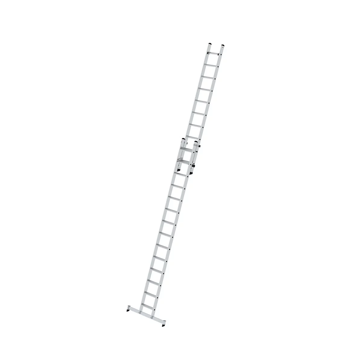 Une longue échelle en aluminium argenté se dresse en diagonale sur un fond blanc. L'échelle est déployée et comporte plusieurs barreaux.