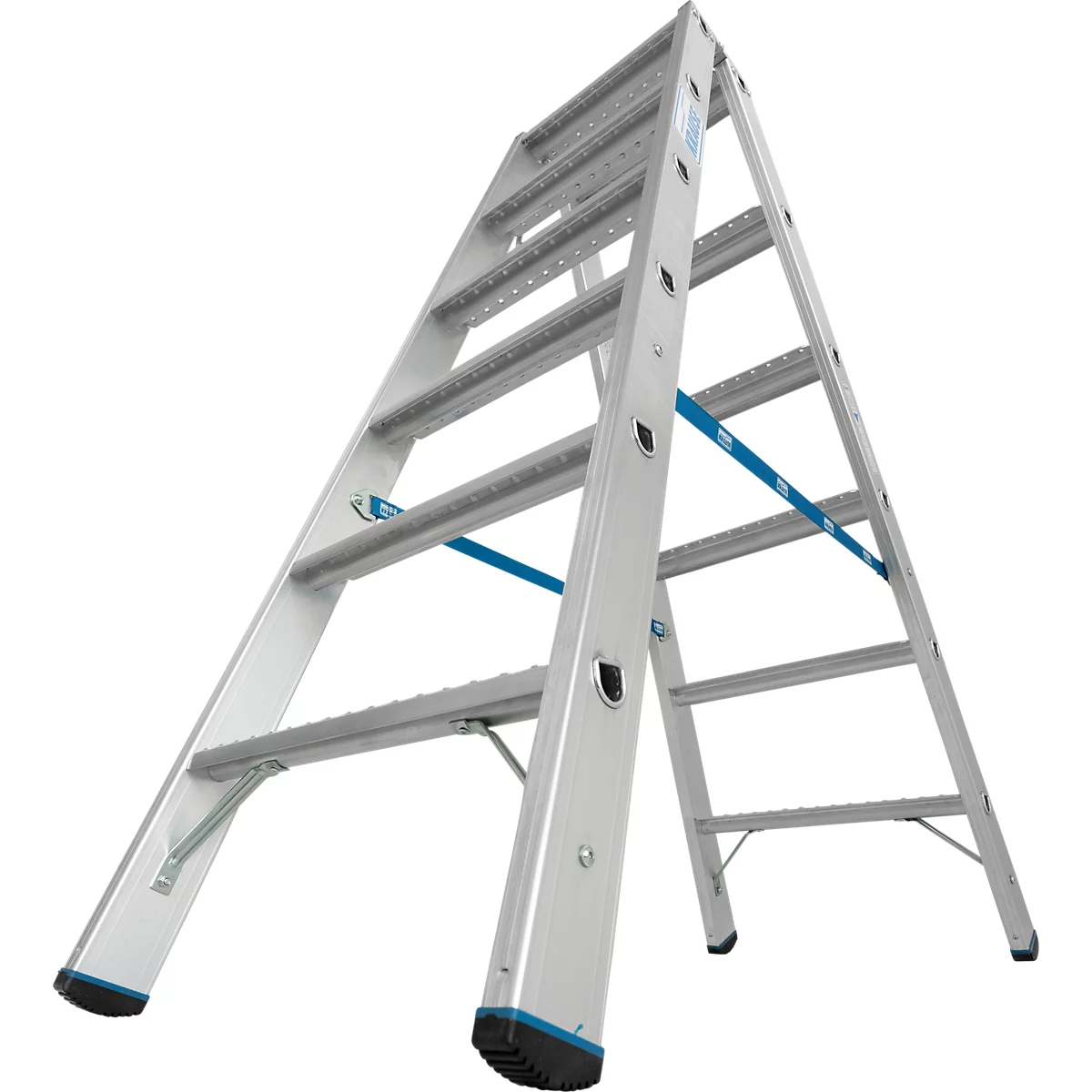 Un escabeau argenté sur fond blanc. Barres de stabilisation bleues et pieds noirs.