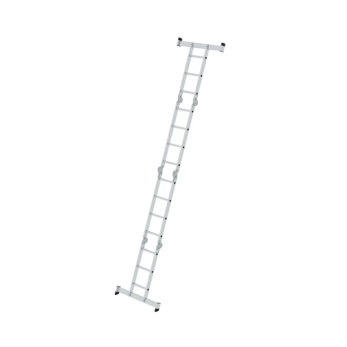 Une échelle en aluminium est inclinée sur fond blanc. L'extrémité supérieure a un large support, l'extrémité inférieure une base large. Il y a des barreaux des deux côtés.