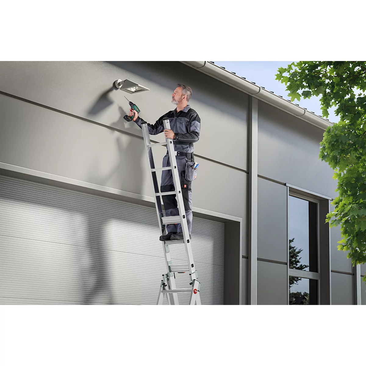 Echelle polyvalente Hailo S120 Pro, 3 éléments, 3 x 12 barreaux, système de barreaux pivotants, compensation au sol, jusqu'à 150 kg, aluminium et plastique, argent