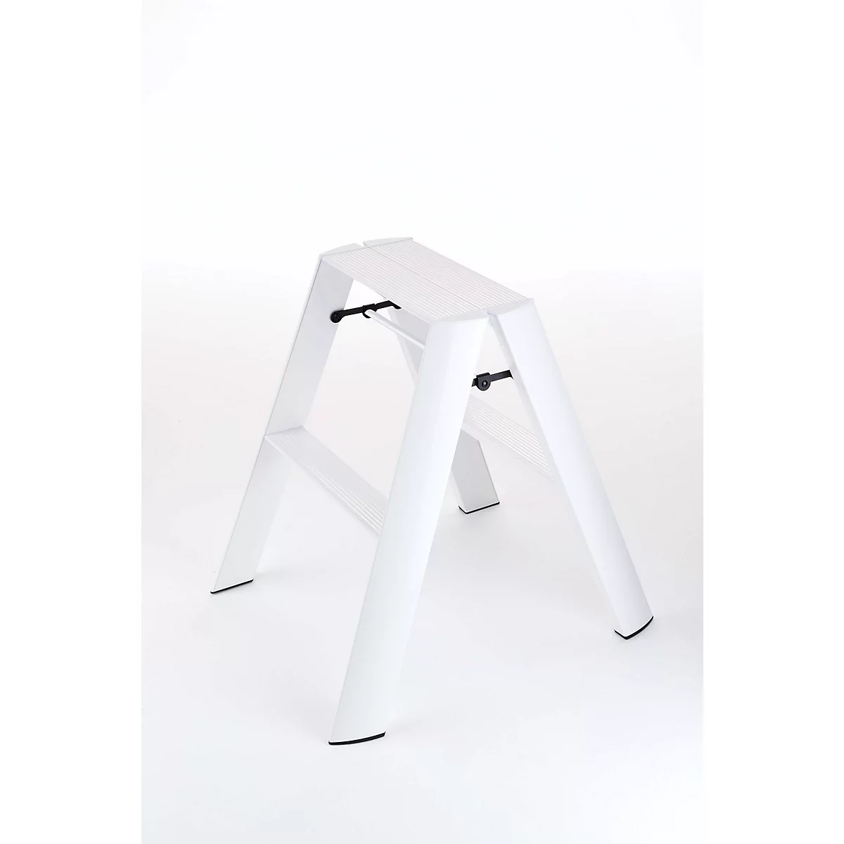 Escabeau blanc sur fond blanc. Les charnières noires relient les marches. Les pieds noirs assurent une assise sûre.