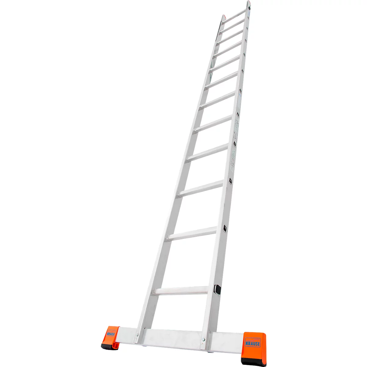 Une échelle de couleur claire, inclinée. L'échelle est placée sur un fond blanc et a des pieds orange.