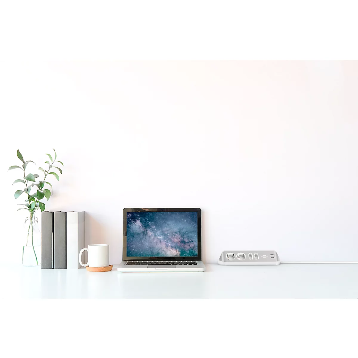 Eck-Steckdosenleiste brennenstuhl® estilo, 4-fach + USB-Ladefunktion, IP20, mit Kabel & Klebepads, L 70 x B 100 x H 300 mm, weiß-silber