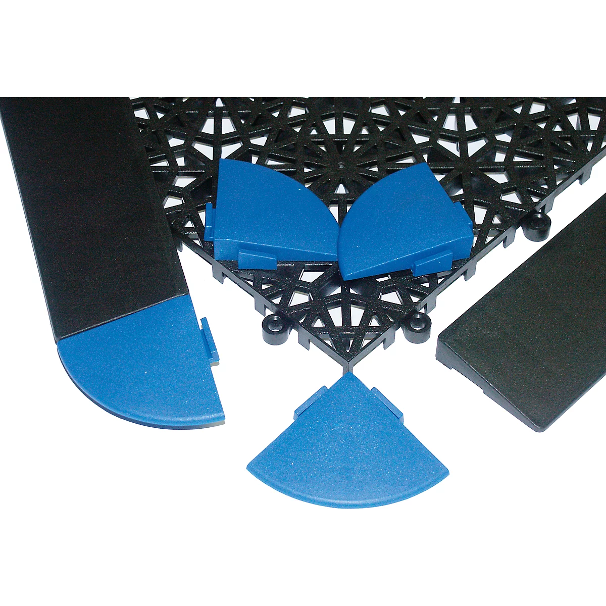 Schwarze Bodenfliesen mit blauen Eckstücken, Details.