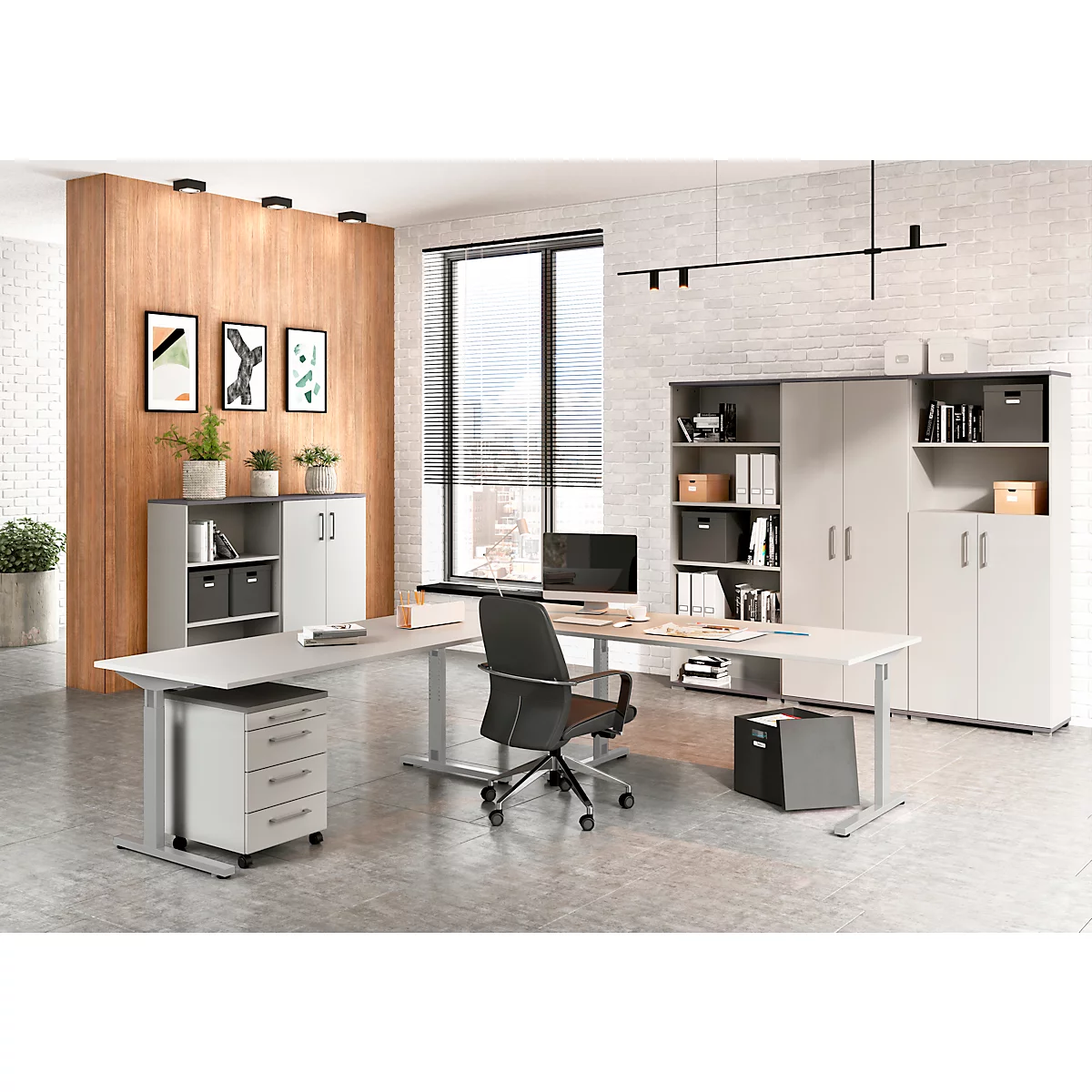 Eckschreibtisch Profi 2.0, mechanisch höheneinstellbar, C-Fuß, inkl. Ansatztisch mit Stützfuß, B 2400 x T 2600 x H 700-800 mm, silber/lichtgrau