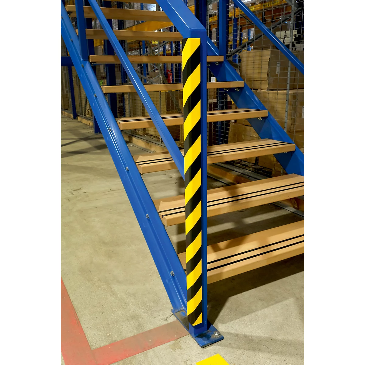 Schwarz umrandetes, L-förmiges Objekt mit Maßangaben: 45 mm, 35 mm und 10 mm. Abgerundete Ecke.