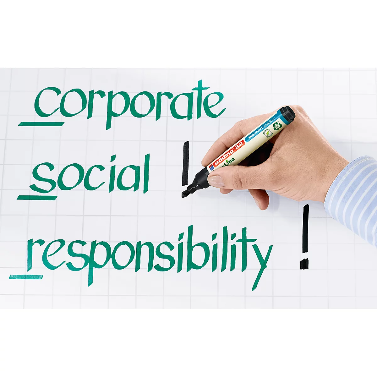 Hand schreibt mit grünem Filzstift auf weißem Papier die Worte Corporate Social Responsibility.