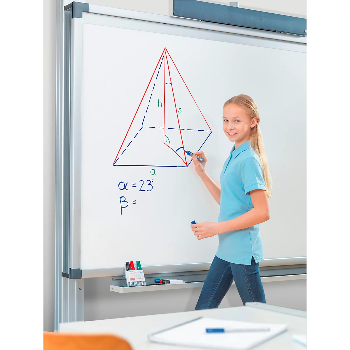 Een lachend meisje schrijft een geometrische figuur op een whiteboard. Op het bord staat α = 23°.