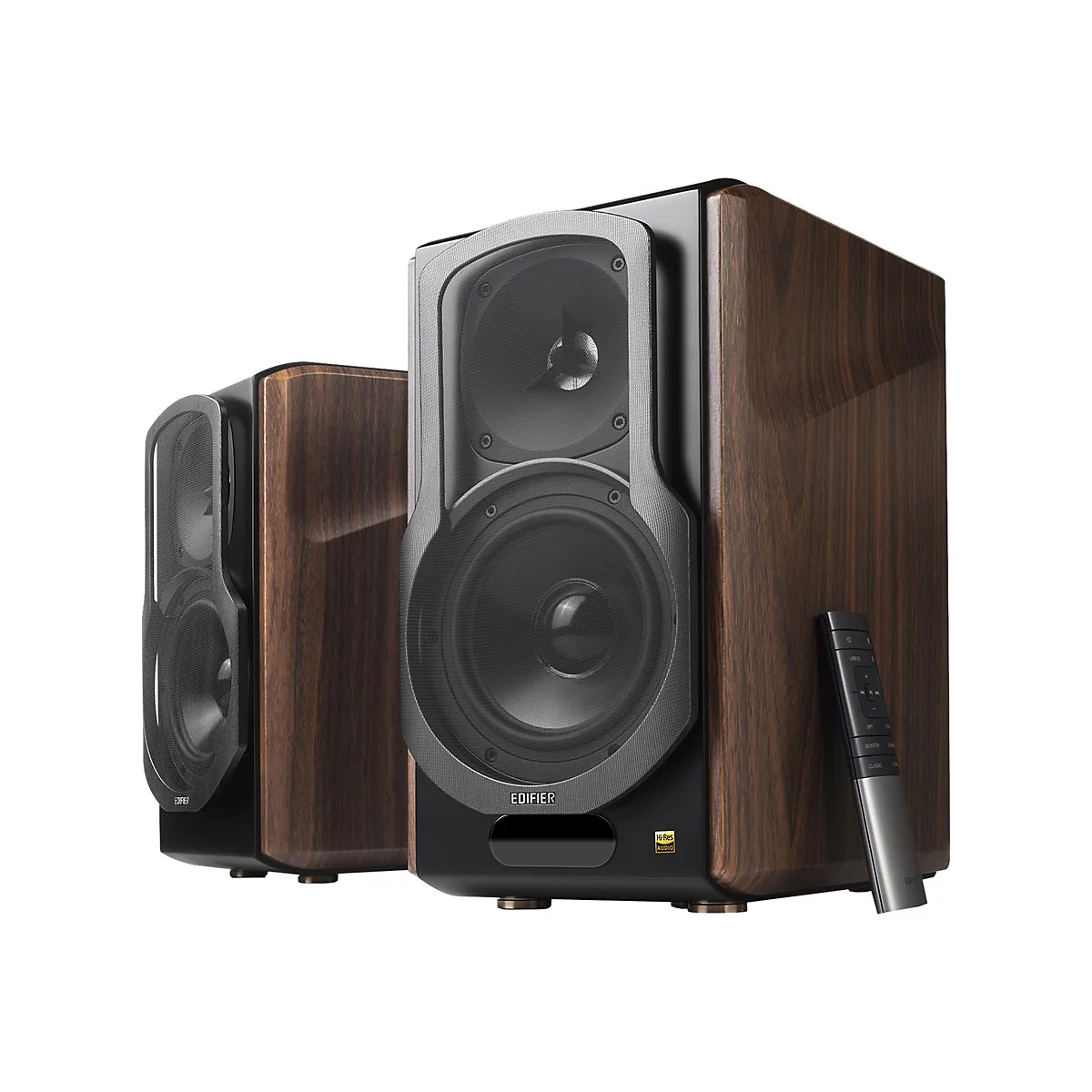Zwei Edifier Lautsprecher mit Holzmaserung und schwarzer Frontblende, daneben eine Fernbedienung.