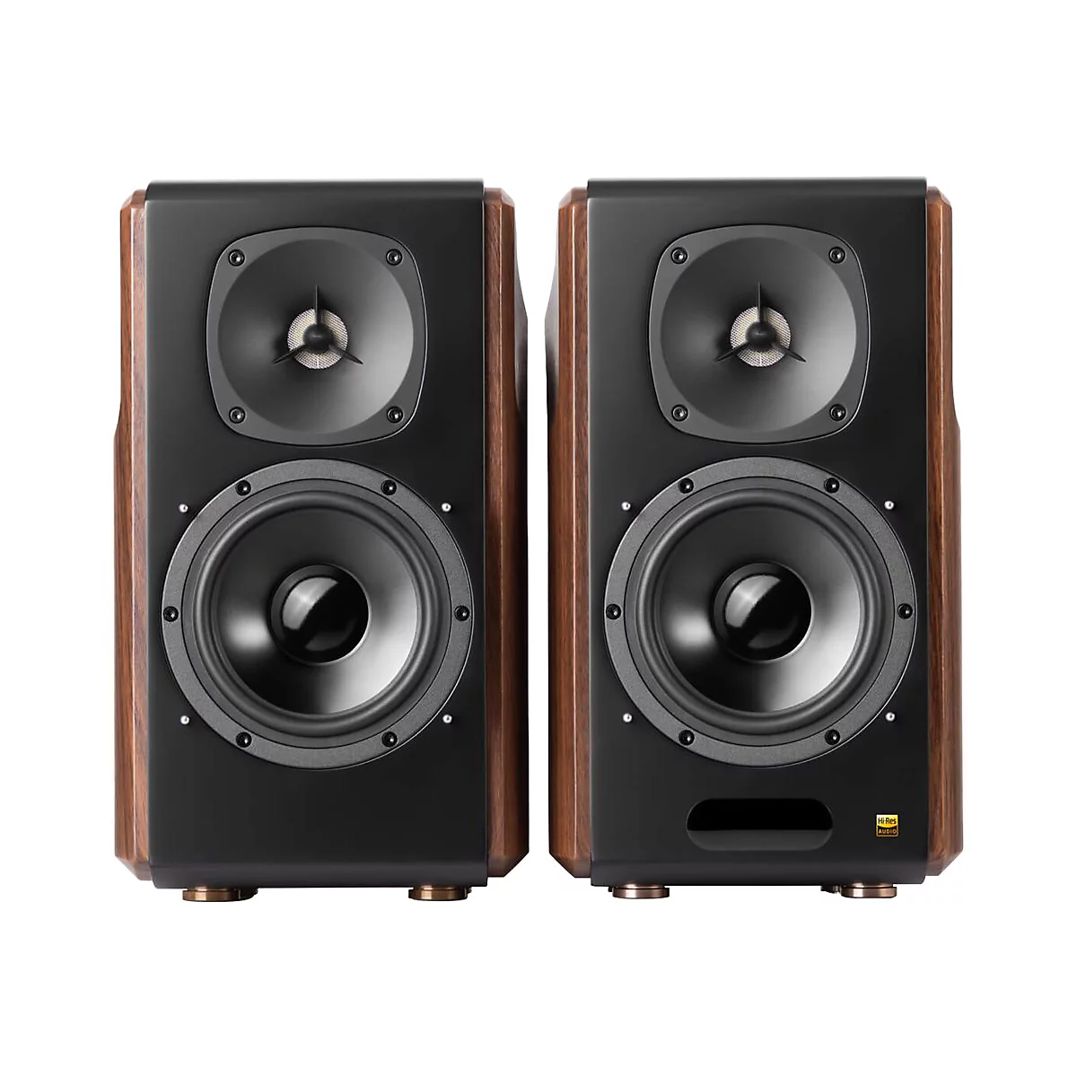 Zwei schwarze Hi-Fi-Regallautsprecher mit Holzoptik-Seitenwänden vor weißem Hintergrund.