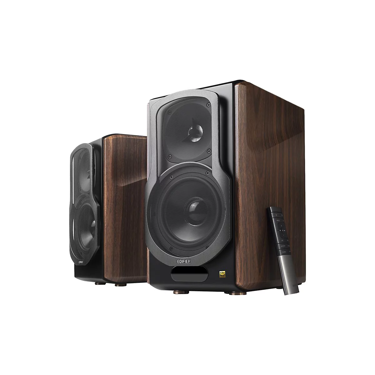 Zwei hochwertige Lautsprecher in Holzoptik. Auf der rechten Seite liegt eine Fernbedienung. Schwarze Fronten, silberne Akzente.