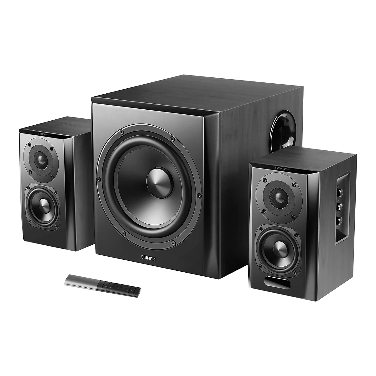 Edifier Lautsprecher-Set in Schwarz mit zwei Regallautsprechern, großem Subwoofer und Fernbedienung vor weißem Hintergrund.