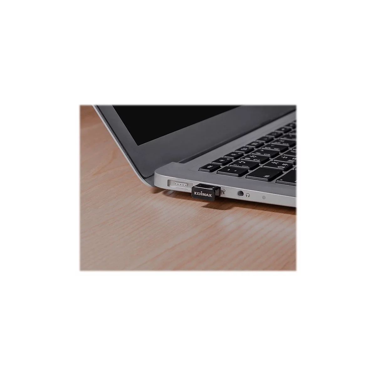 Ein schwarzer EDIMAX USB-Dongle ist an einen Laptop angeschlossen.