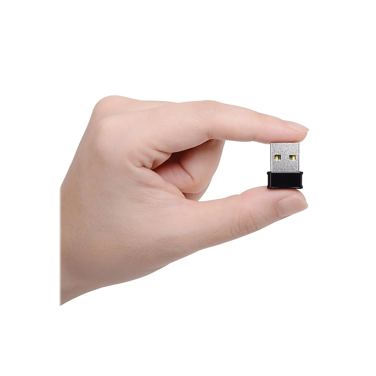 Hand hÃ¤lt einen kleinen USB-Stick. Der Stick hat einen silbernen Kopf und einen schwarzen Korpus.