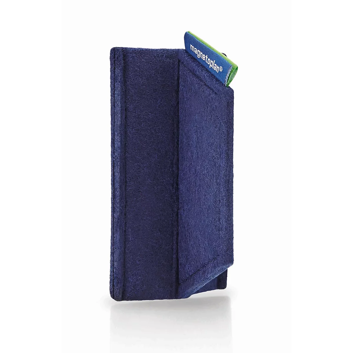 Porte-cartes en tissu bleu foncé sur fond clair, avec le bord d'une carte qui dépasse.