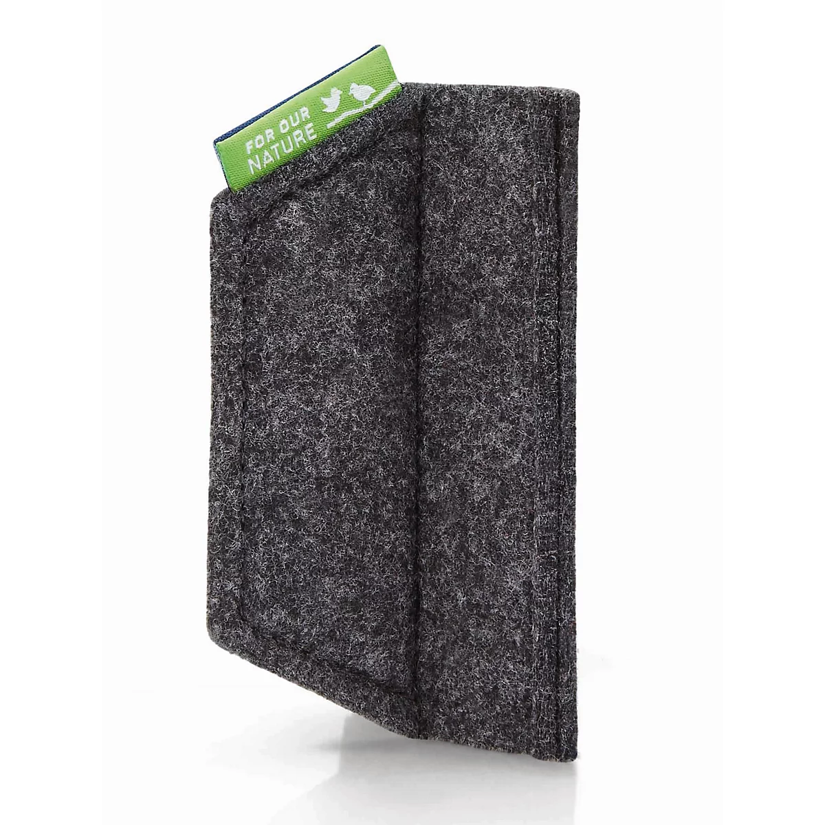 Porte-cartes en feutre gris foncé avec une étiquette logo verte sur fond gris clair.