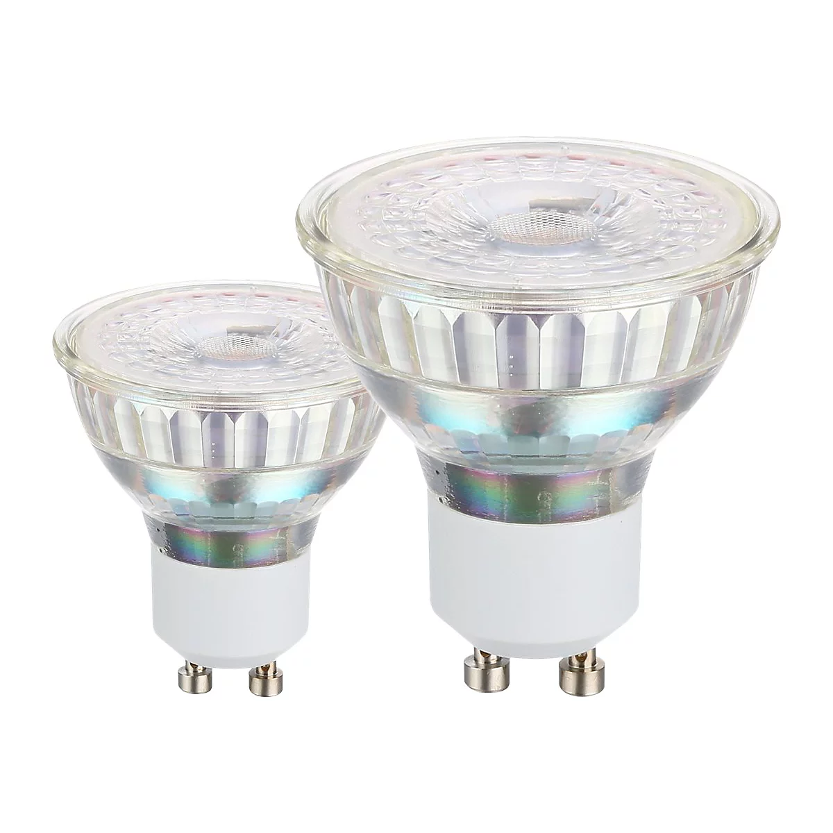 Deux lampes LED modernes avec du verre clair et nervuré et des bases blanches, posées sur un fond blanc.