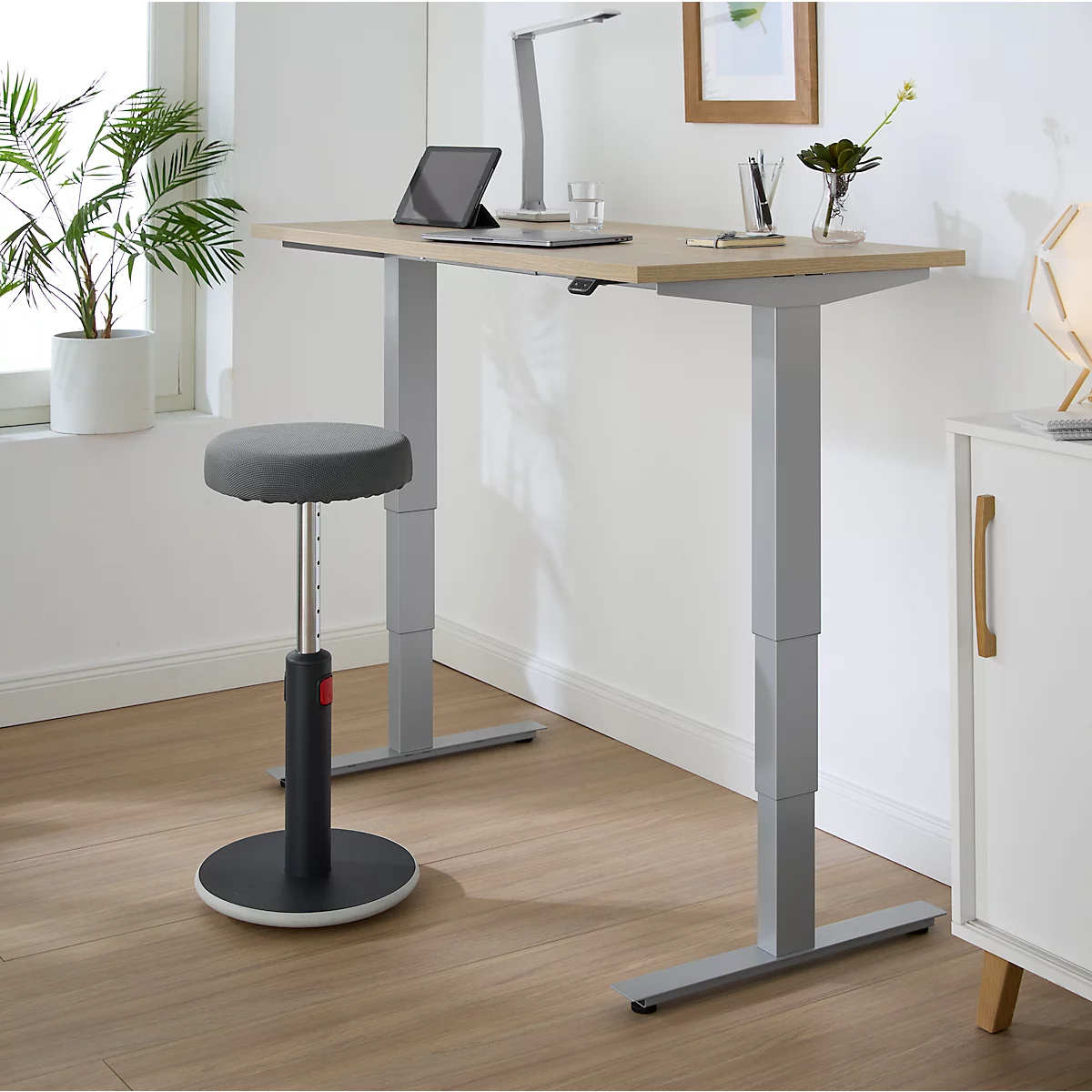 EHV Schreibtisch, elektrisch höhenverstellbar, bis 100 kg, 605–1265 mm, T-Fuß ohne Traverse, Up/Down-Panel, B 1300 x T 650, Eiche/silber