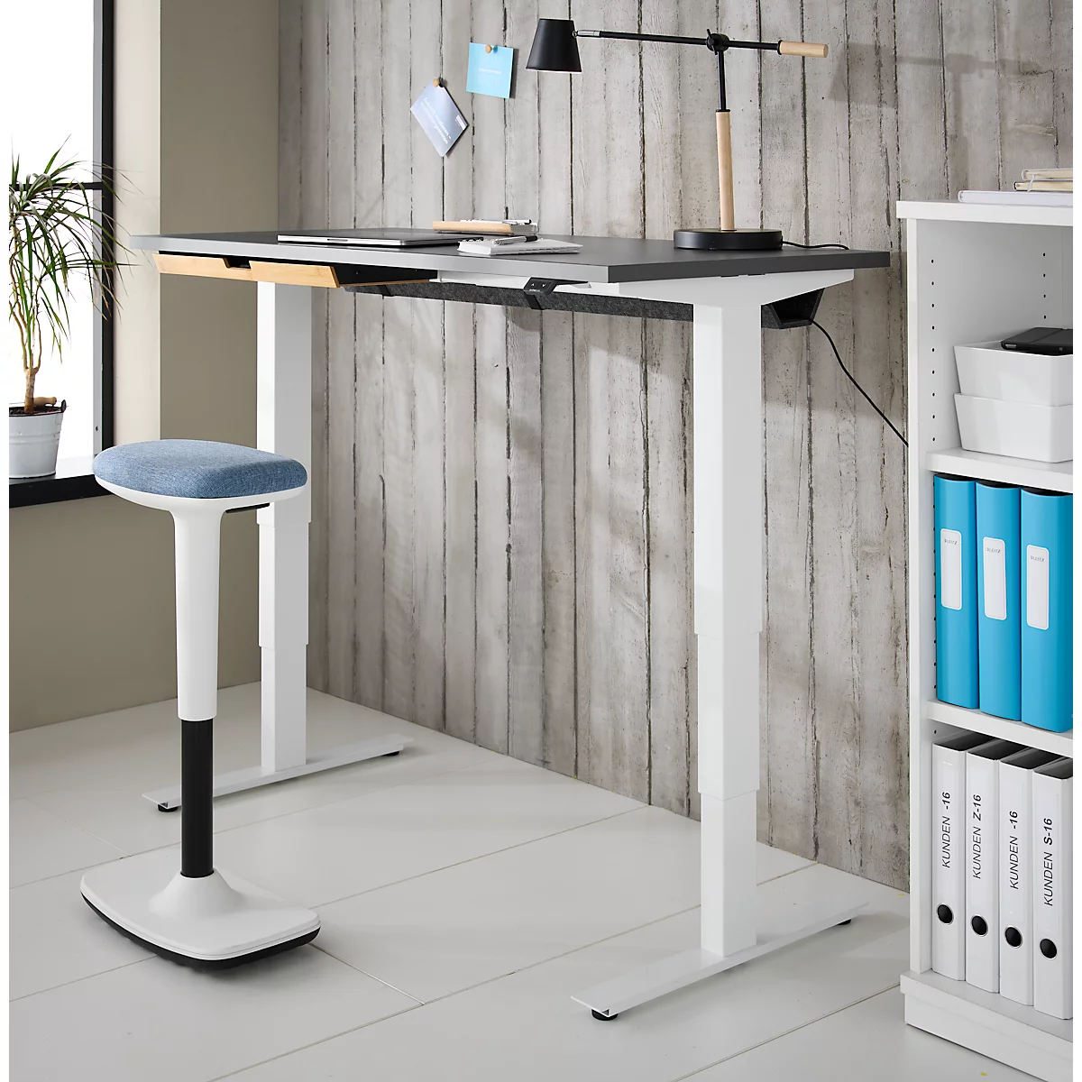 EHV Schreibtisch mit Bambus-Zubehörschublade & Kabelkanal aus Recyclingfilz, elektrisch höhenverstellbar, B 1300 x T 650 mm, graphit/weiß