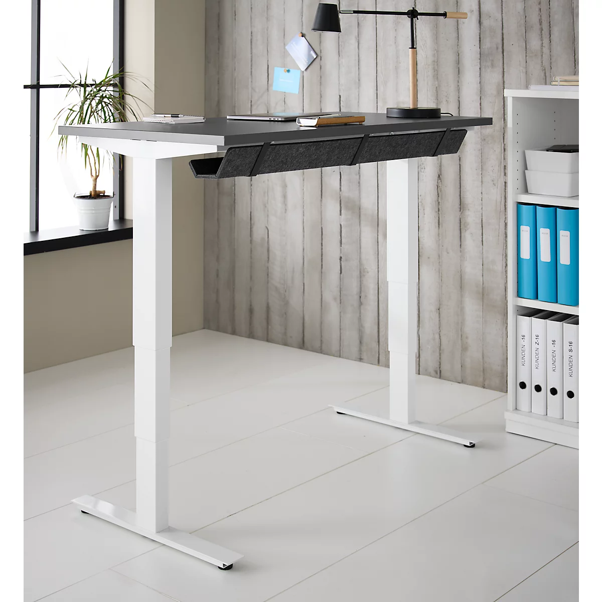 EHV Schreibtisch mit Bambus-Zubehörschublade & Kabelkanal aus Recyclingfilz, elektrisch höhenverstellbar, B 1300 x T 650 mm, graphit/weiß