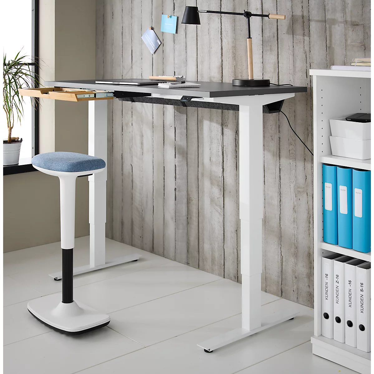 EHV Schreibtisch mit Bambus-Zubehörschublade & Kabelkanal aus Recyclingfilz, elektrisch höhenverstellbar, B 1300 x T 650 mm, graphit/weiß