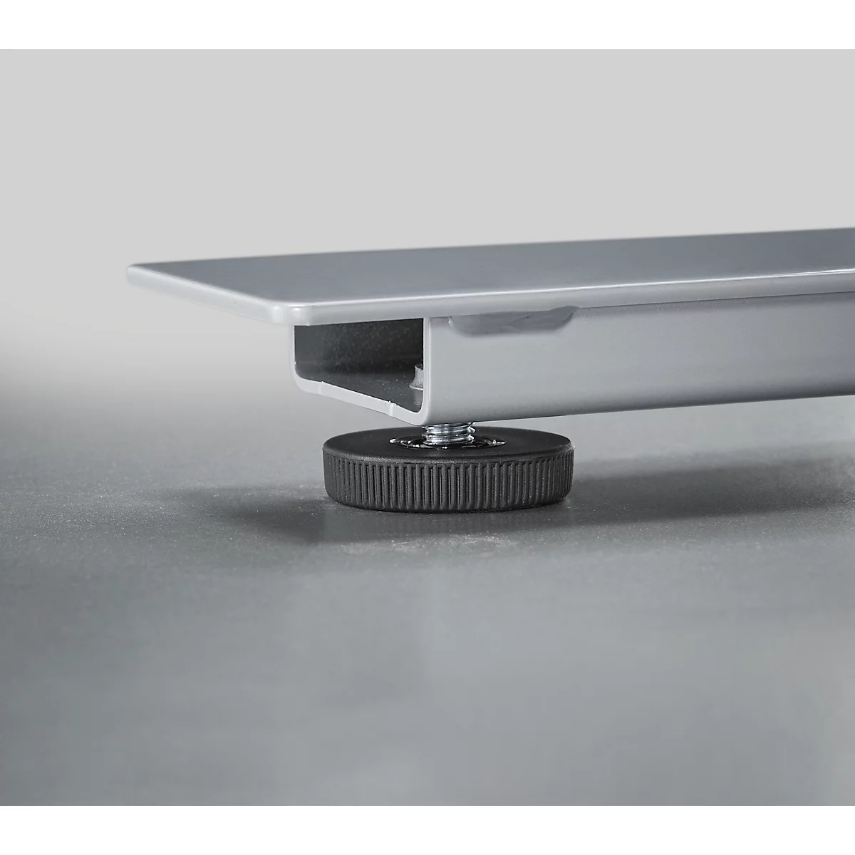 EHV Schreibtisch mit Bambus-Zubehörschublade & Kabelkanal aus Recyclingfilz, elektrisch höhenverstellbar, B 1600 x T 800 mm, graphit/silber