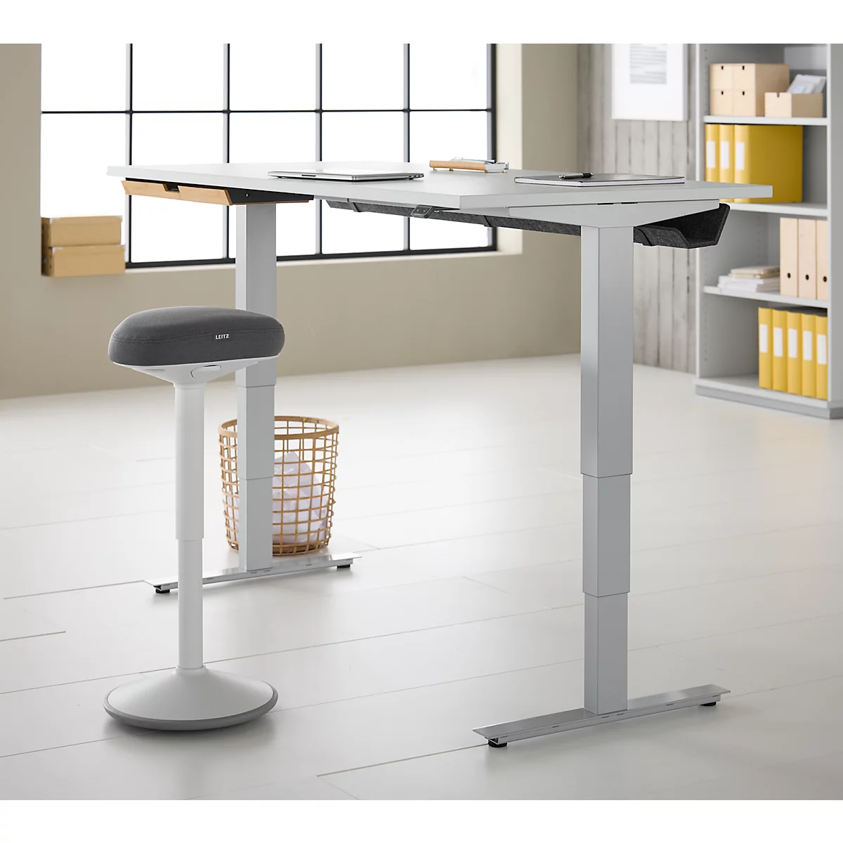 EHV Schreibtisch mit Bambus-Zubehörschublade & Kabelkanal aus Recyclingfilz, elektrisch höhenverstellbar, B 1600 x T 800 mm, lichtgrau/silber