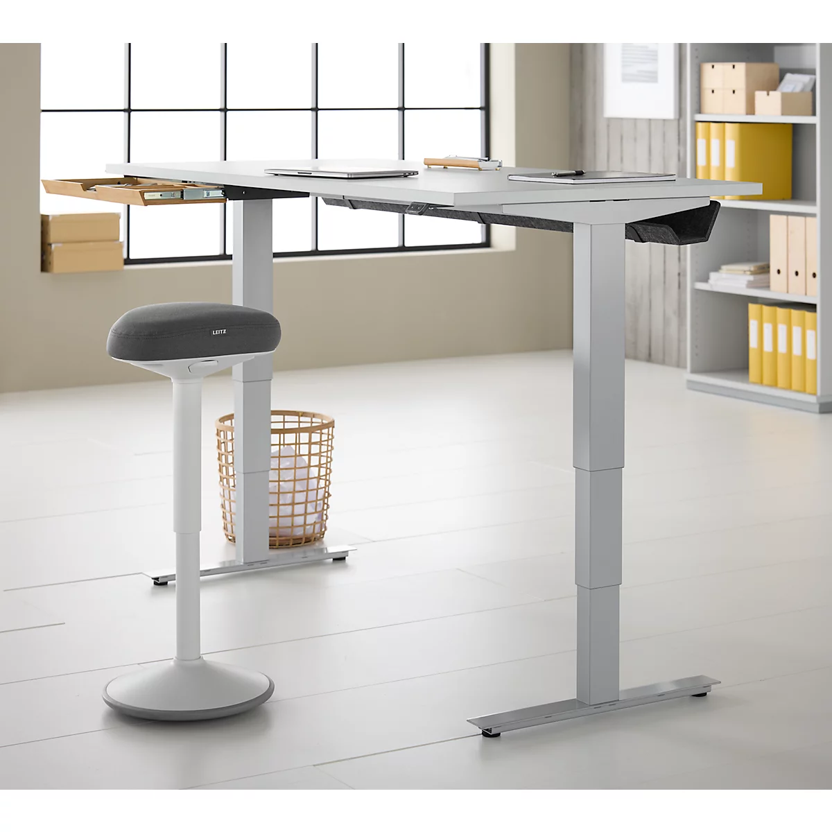 EHV Schreibtisch mit Bambus-Zubehörschublade & Kabelkanal aus Recyclingfilz, elektrisch höhenverstellbar, B 1600 x T 800 mm, lichtgrau/silber