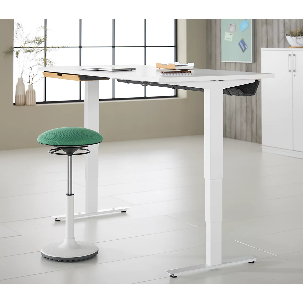 EHV Schreibtisch mit Bambus-Zubehörschublade & Kabelkanal aus Recyclingfilz, elektrisch höhenverstellbar, B 1600 x T 800 mm, weiß/weiß
